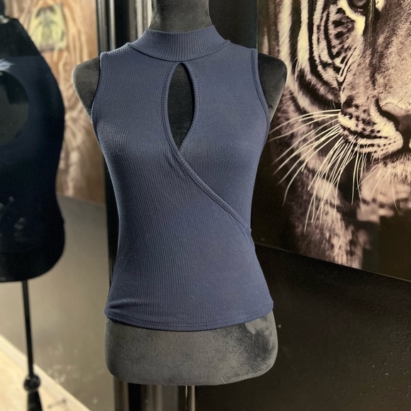 🔥3 for $25🔥 EUC- ROYAL BLUE HALTER OPEN FRONT TOP. SZ M - Picture 1 of 4